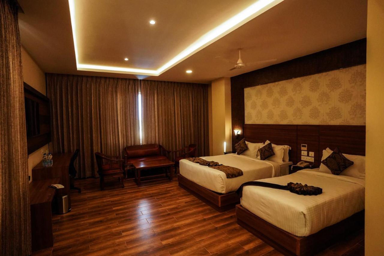 V Five Hotel Singapperumalkovil Esterno foto