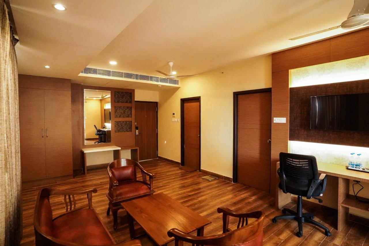 V Five Hotel Singapperumalkovil Esterno foto