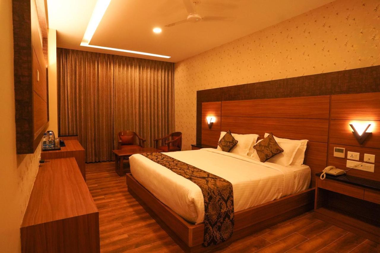 V Five Hotel Singapperumalkovil Esterno foto