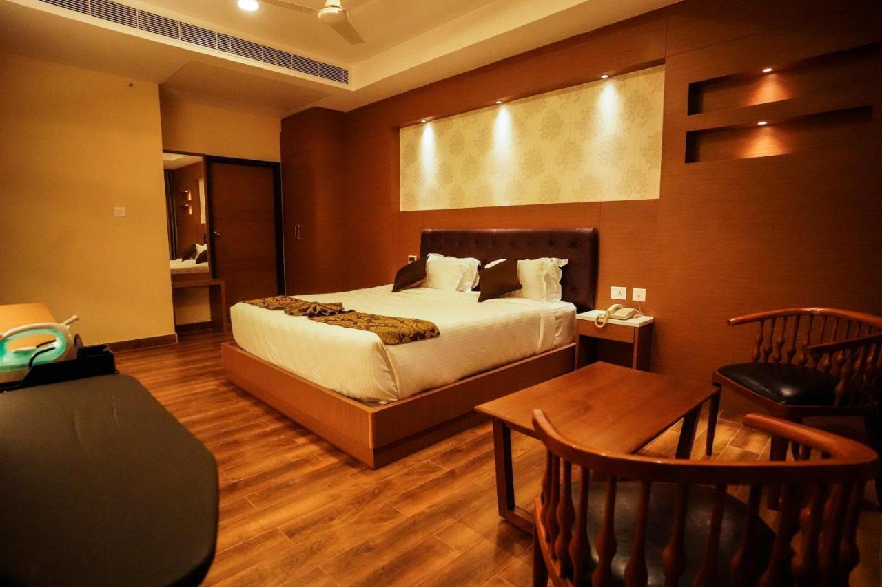 V Five Hotel Singapperumalkovil Esterno foto