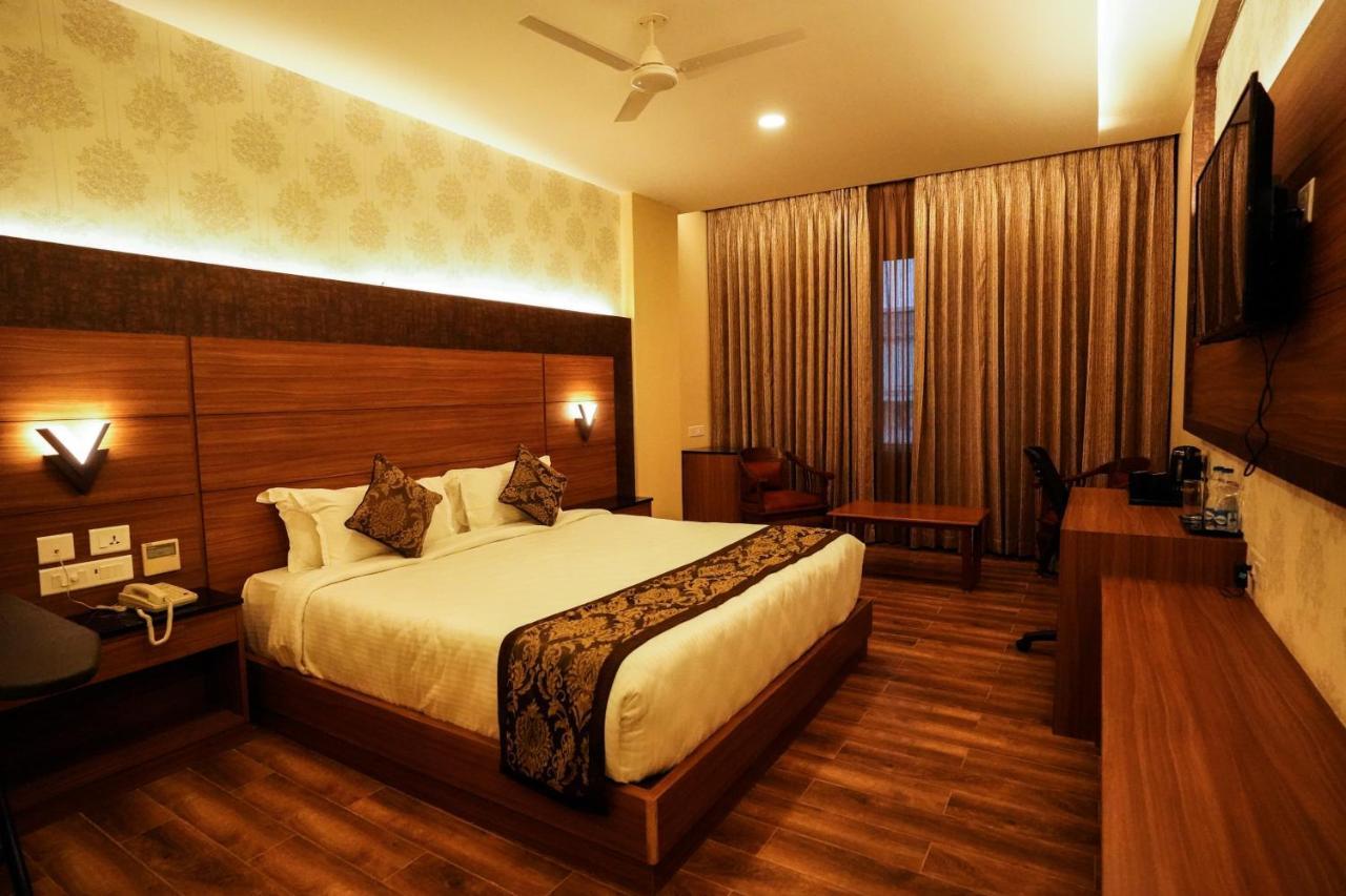 V Five Hotel Singapperumalkovil Esterno foto