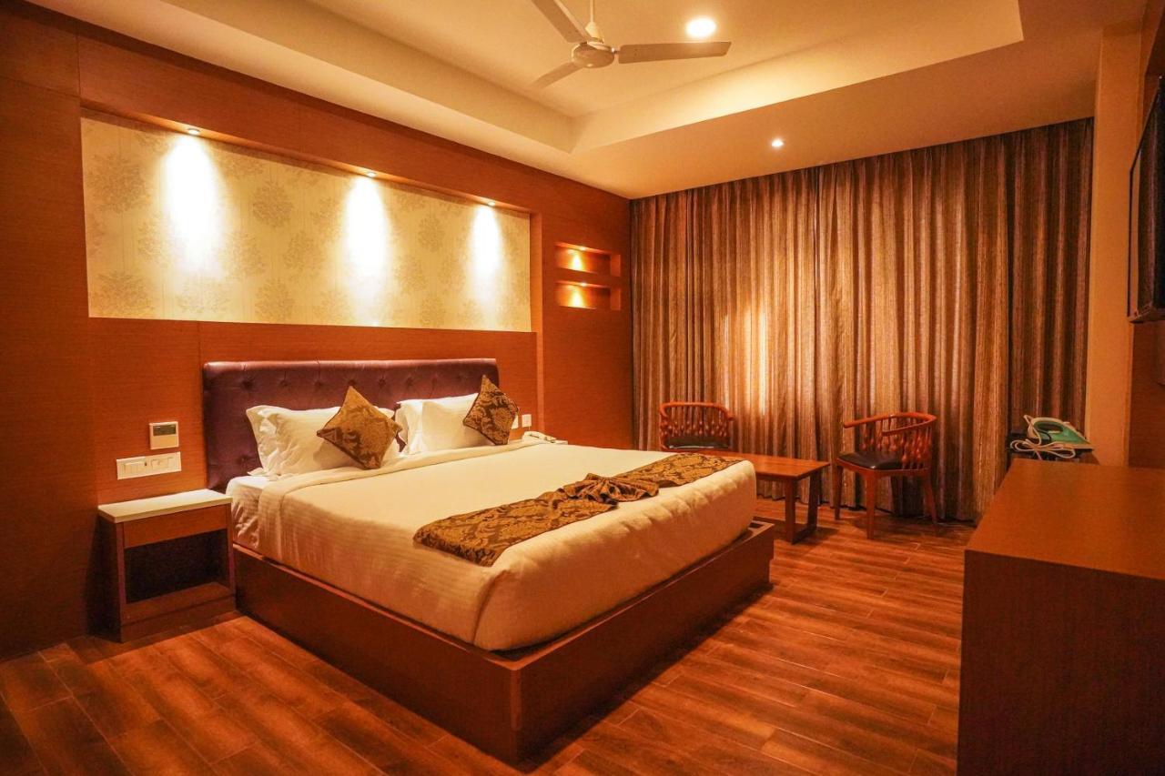 V Five Hotel Singapperumalkovil Esterno foto