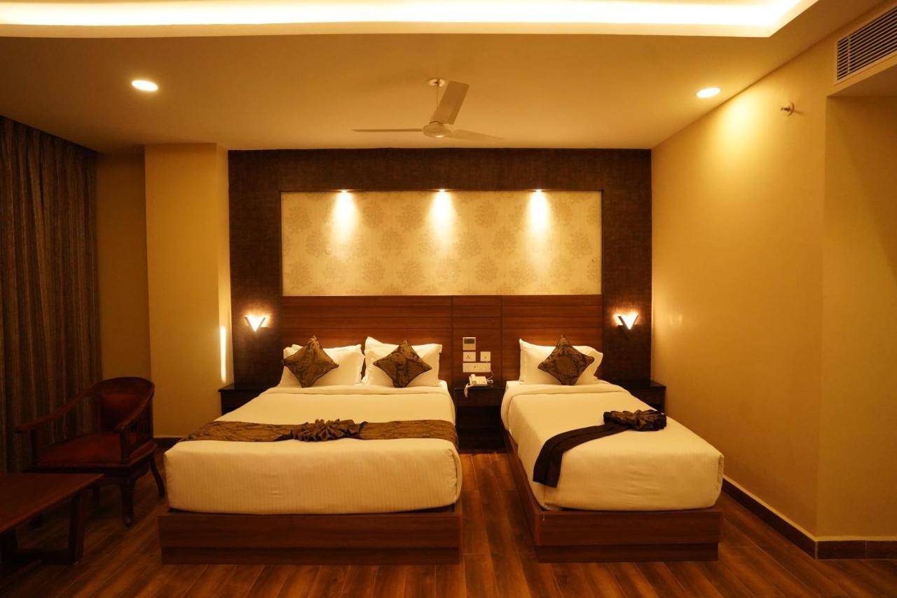 V Five Hotel Singapperumalkovil Esterno foto
